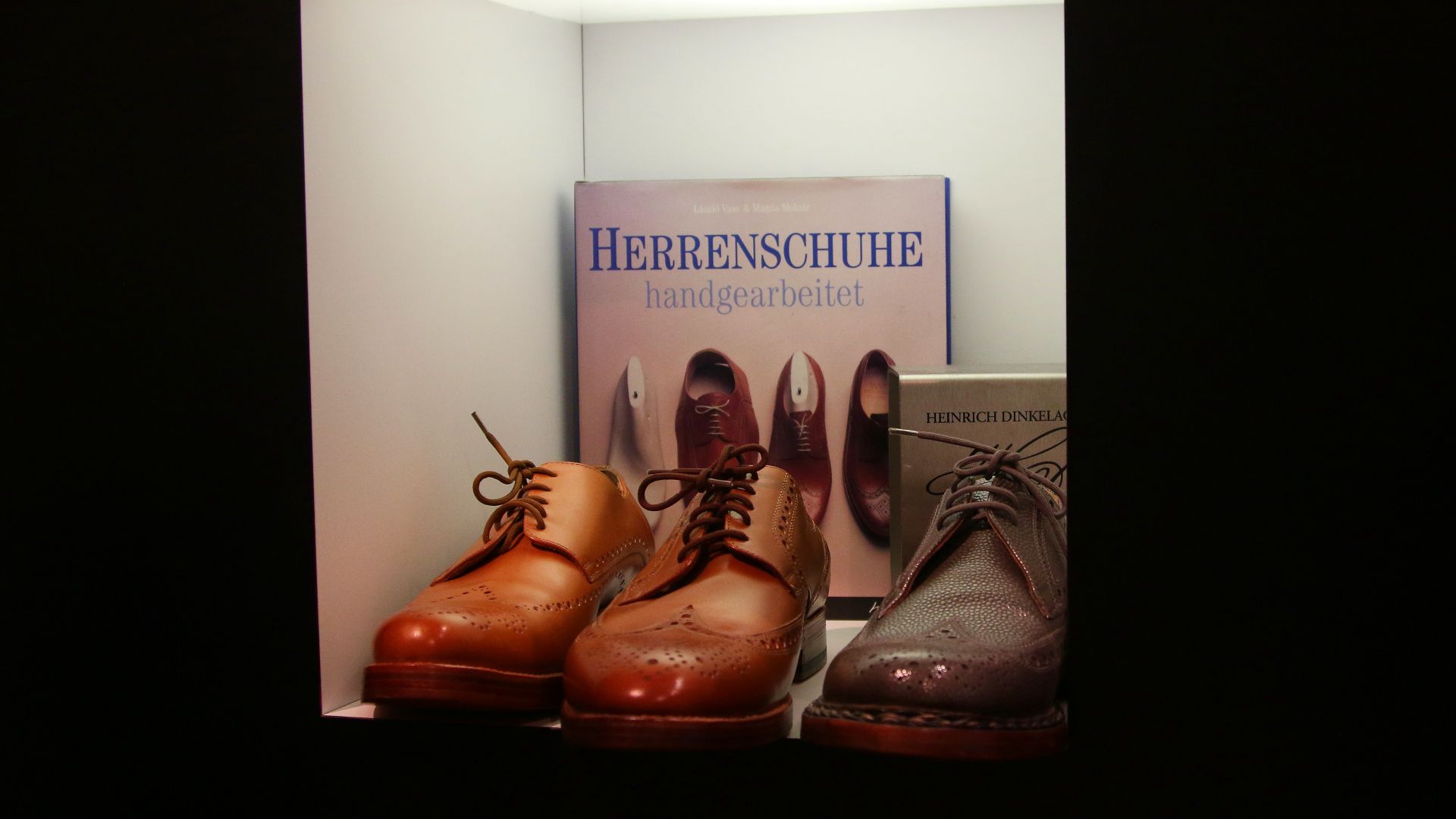 Herrenschuhe vor einem Buch mit dem Titel 